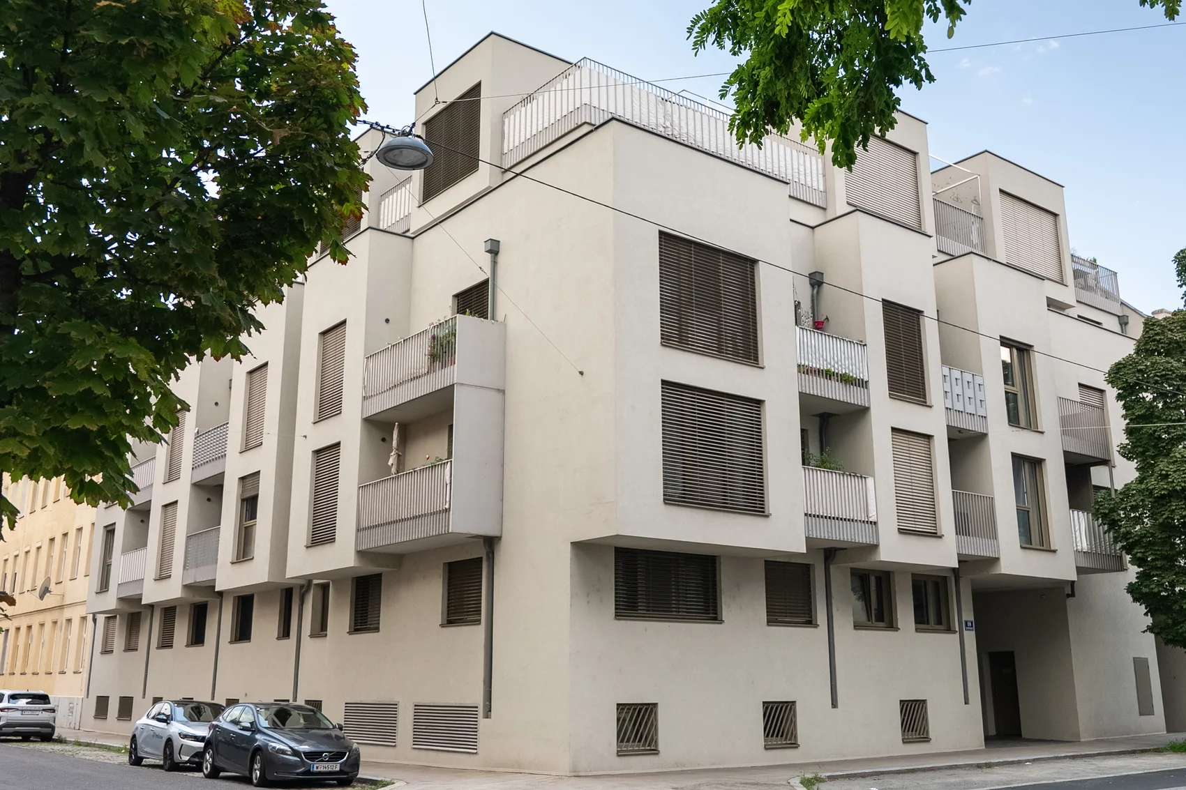 Modern new build at Gemeindeaugasse 18 in Vienna, corner view with balconies