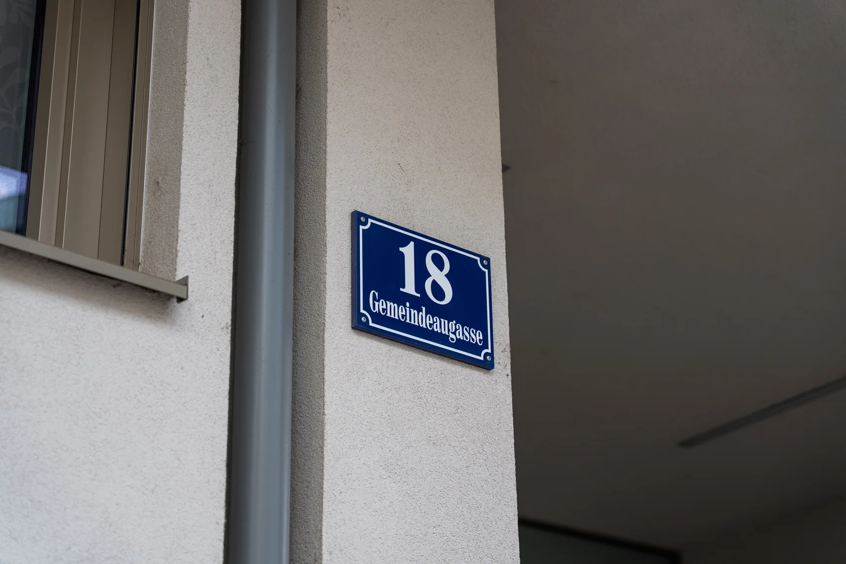 House number 18 on the facade at Gemeindeaugasse