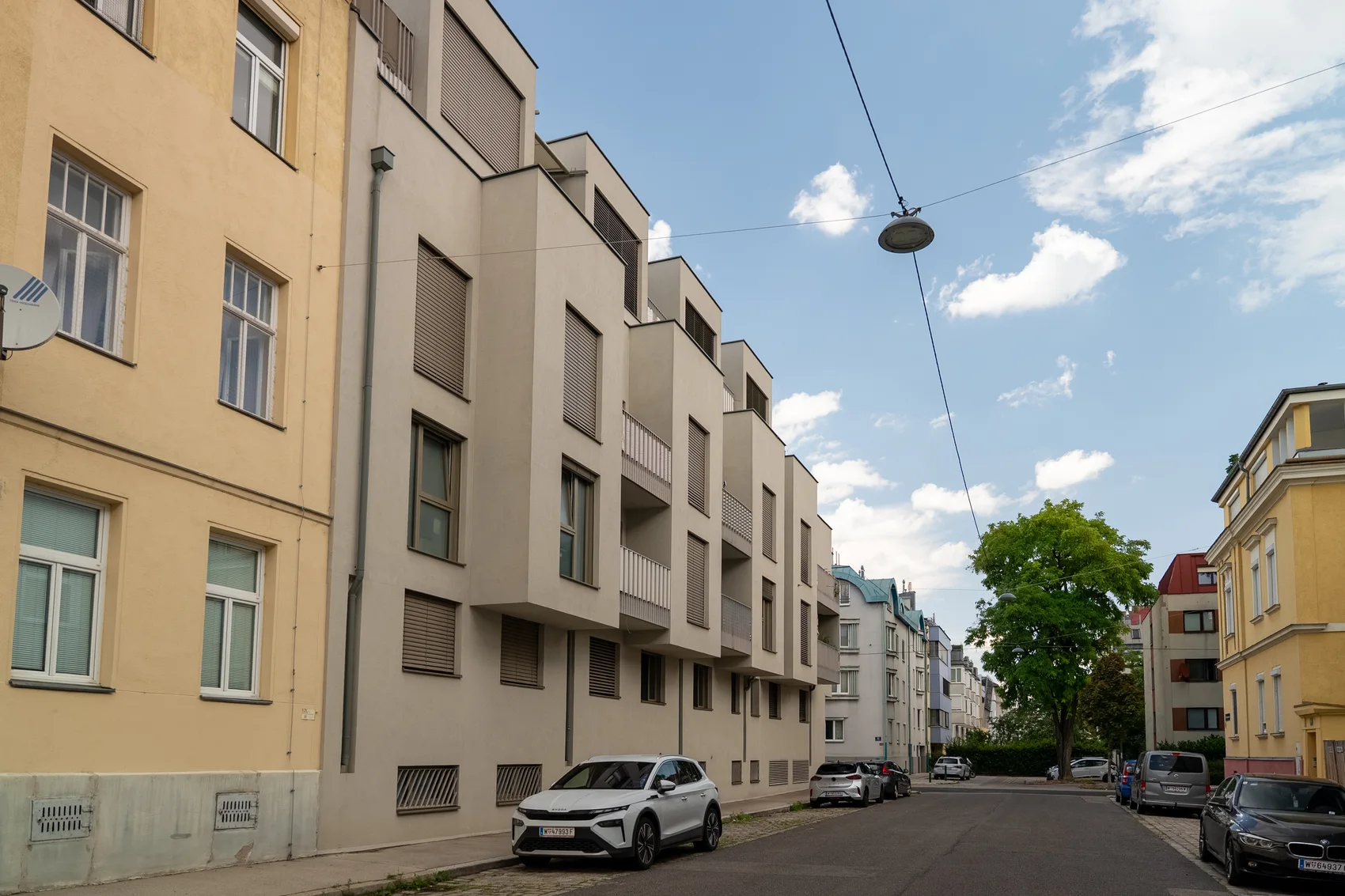 Street view of Gemeindeaugasse with the new build and adjoining period houses